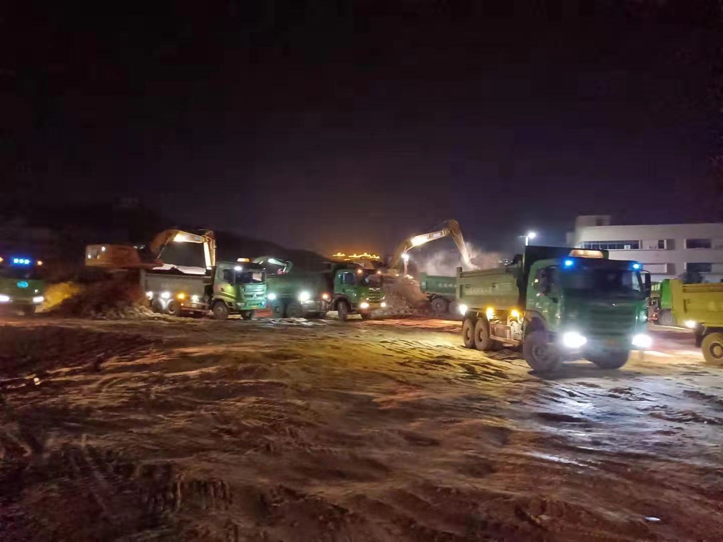 施工拖拉机大图,黑夜.jpg 施工拖拉机大图,黑夜.jpg